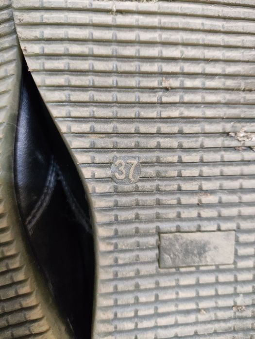 Продам туфли на мальчика размер 37