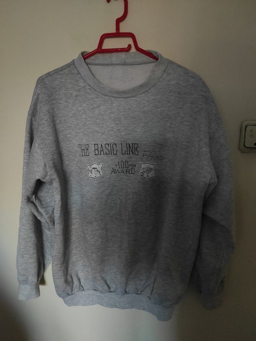 Pulovere, jersee, mărimi diferite, modele diferite, culori diferite.