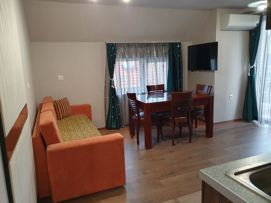 Под наем двустаен в началото на Аспарухово 40 кв. обзаведен влизаш и живееш ТВ. Интернет на пет минути от центъра с автобус място за паркиране