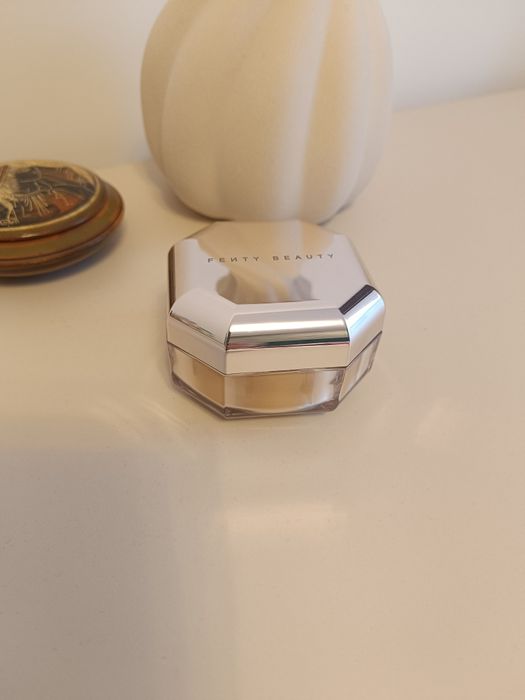 Pudră pulbere Fenty Beauty