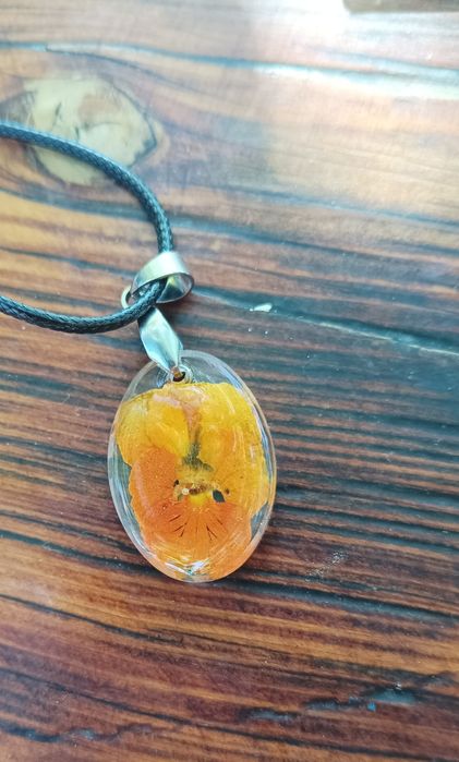 Колие от смола, тел, естествени материали