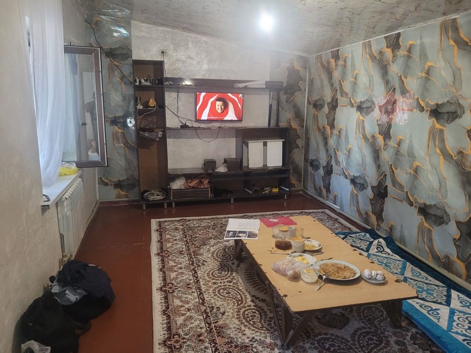 Продается дом. Имеется гараж и баня.