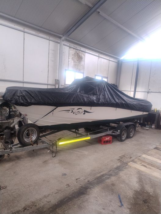 Barca cu motor inboard Diesel