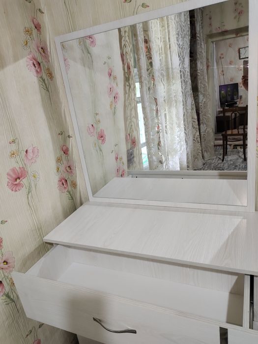 Спальный гарнитур. Трюмо новое высота 170 см, ширина 100 см глубина 40