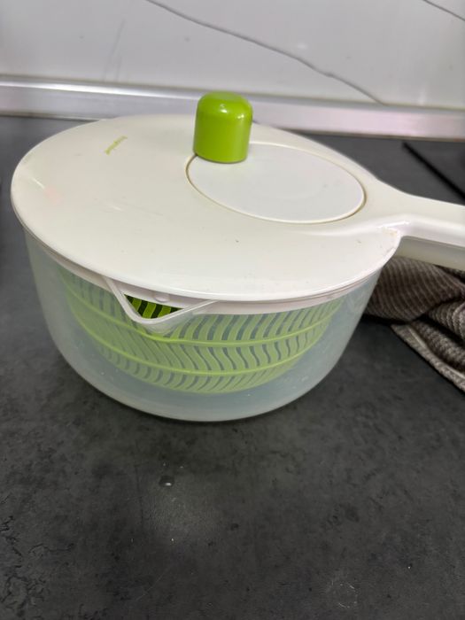 Green salad spinner