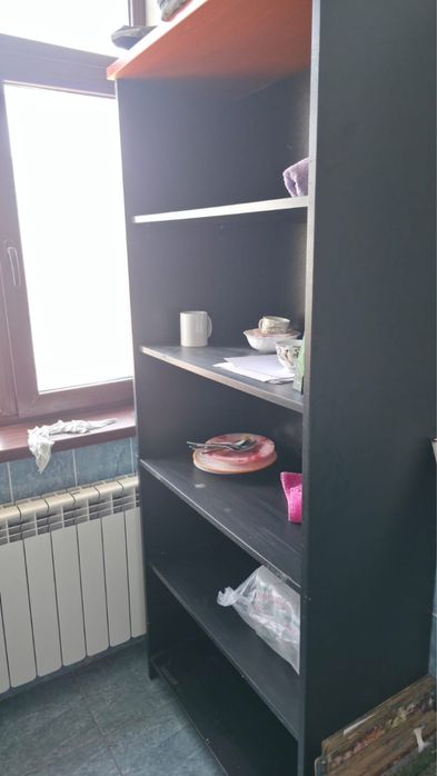 Продается офисные столы, стулья, палас, зеркало, шкаф.