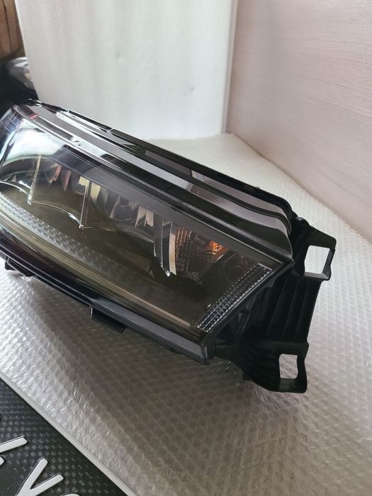 Фар десен Skoda Enyaq Перфектен