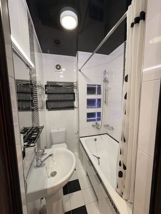 Лабзак. 10школа.  2комнатная. Высокопотолочка.  60м2