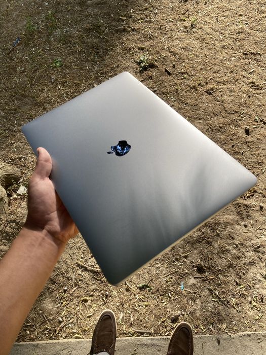 Macbook Pro ( 16 GB RAM, 1 TB SSD )