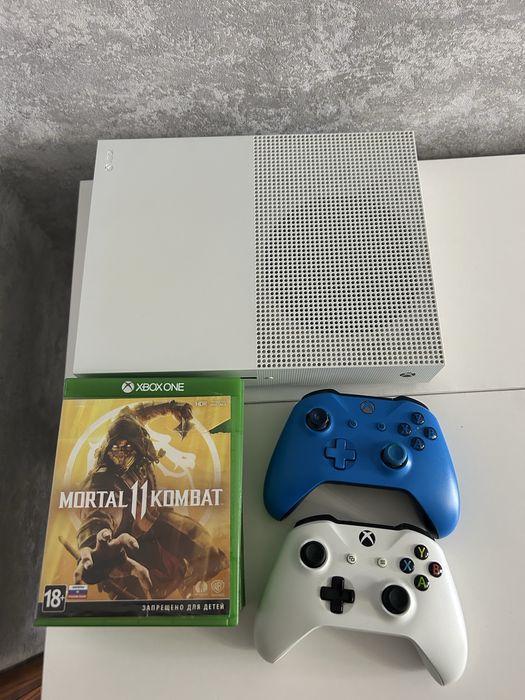 Xbox One S 1TB + 2 геймпада + 6 игр