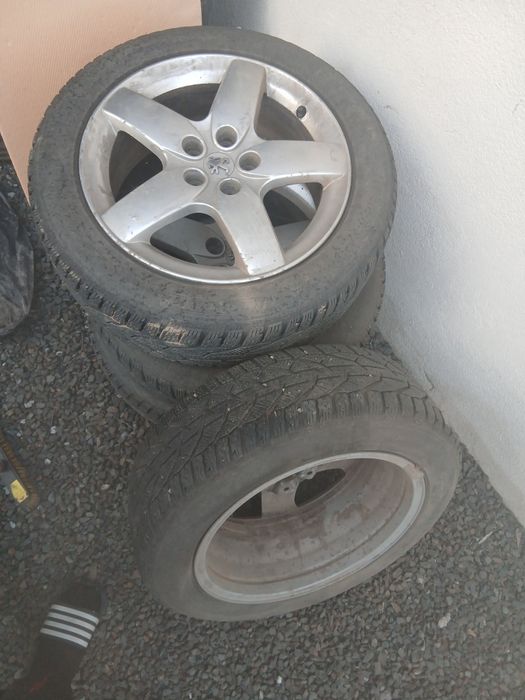 Vând roți pe 17 215/55 R17 98V M-S
