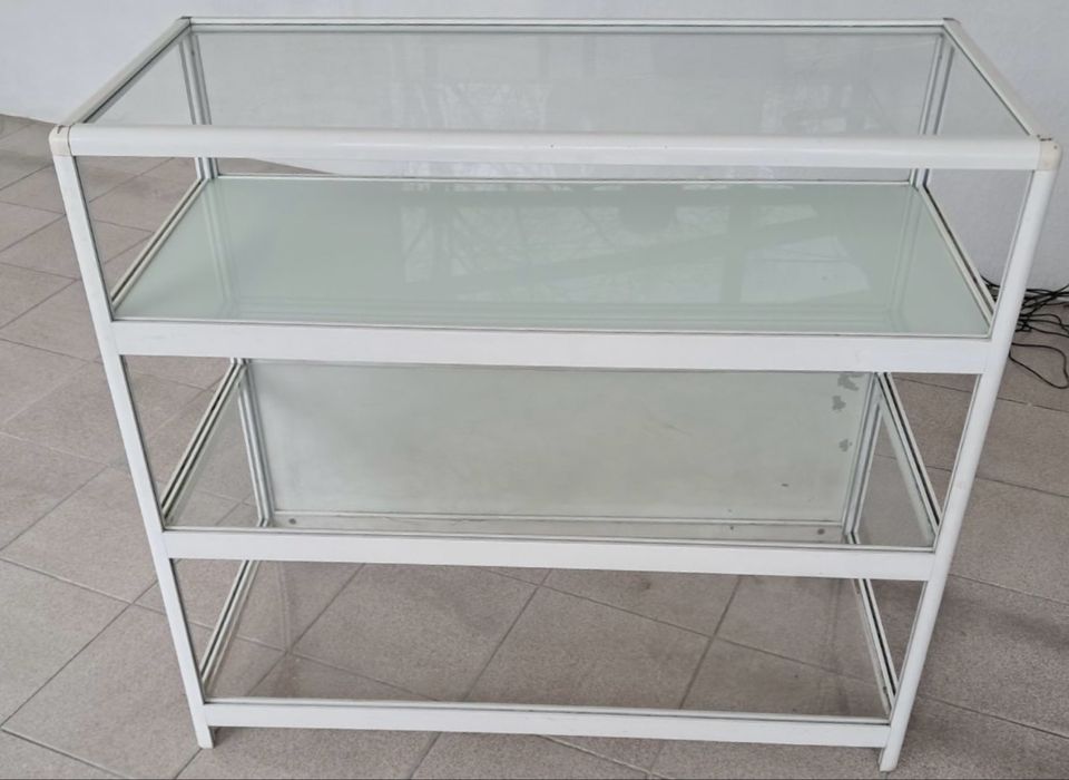 Продавам стъклени витрини с рафтове / дисплейни витрини / шкафове
