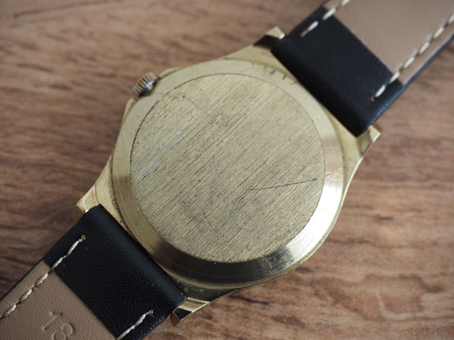 Ceas sovietic cu quartz Luch, curea nouă, cutie