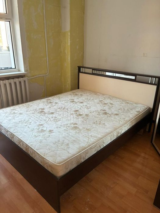 Срочно продам кровать с матрасом и тумбочку!!!
