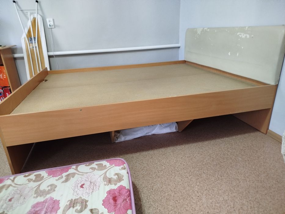Продам кровать, матрас бесплатно если надо.