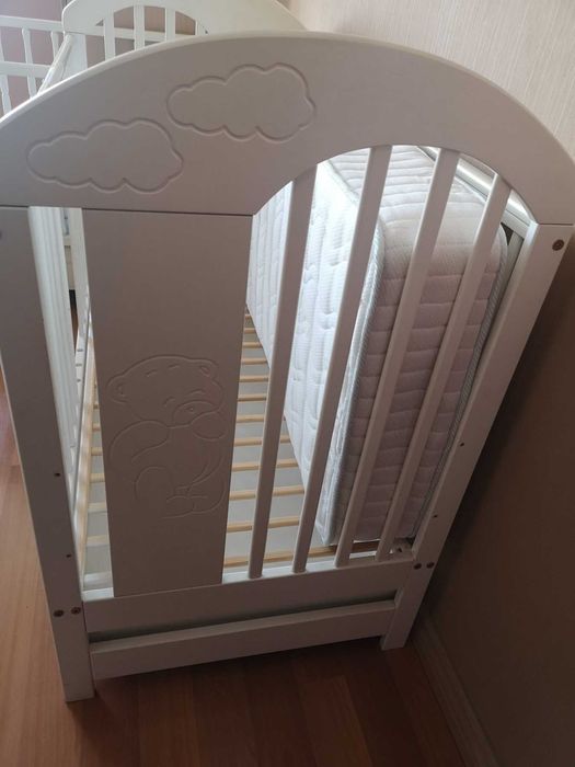 Продавам изключително запазена детска кошара с матрак