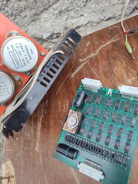 Ретро учебен робот РОБКО 01 – за реставрация
​Описание:
Продавам три б