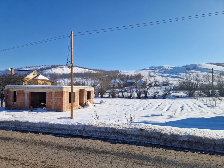 Casa de vanzare la rosu.