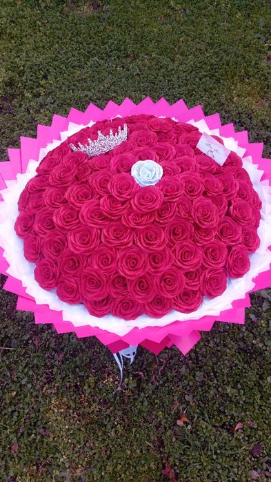 Buchet de 101 roșii cu ambalaj roz