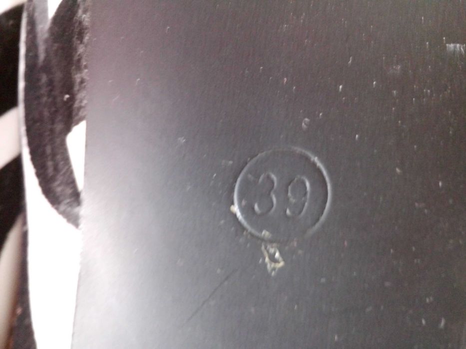 Продавам комплект дамски къс шлифер и обувки на токчета.