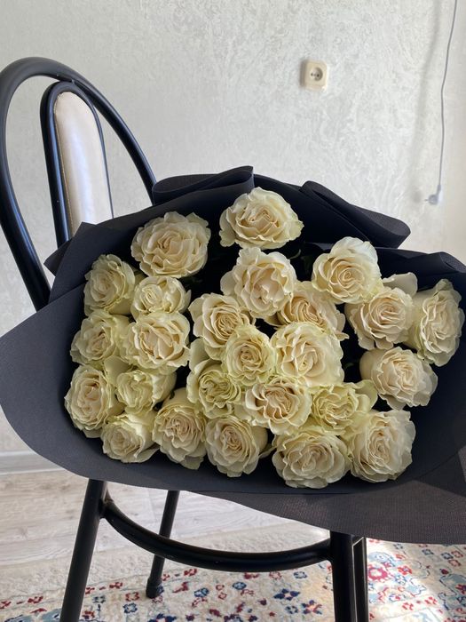 Шикарный букет белых роз