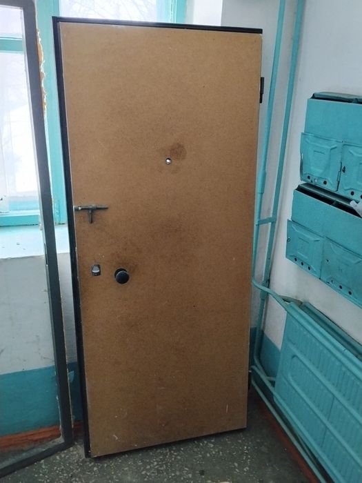 Продам железную дверь