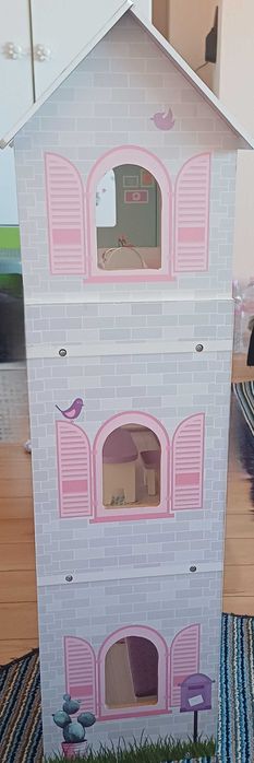 Дървена къща за кукли.