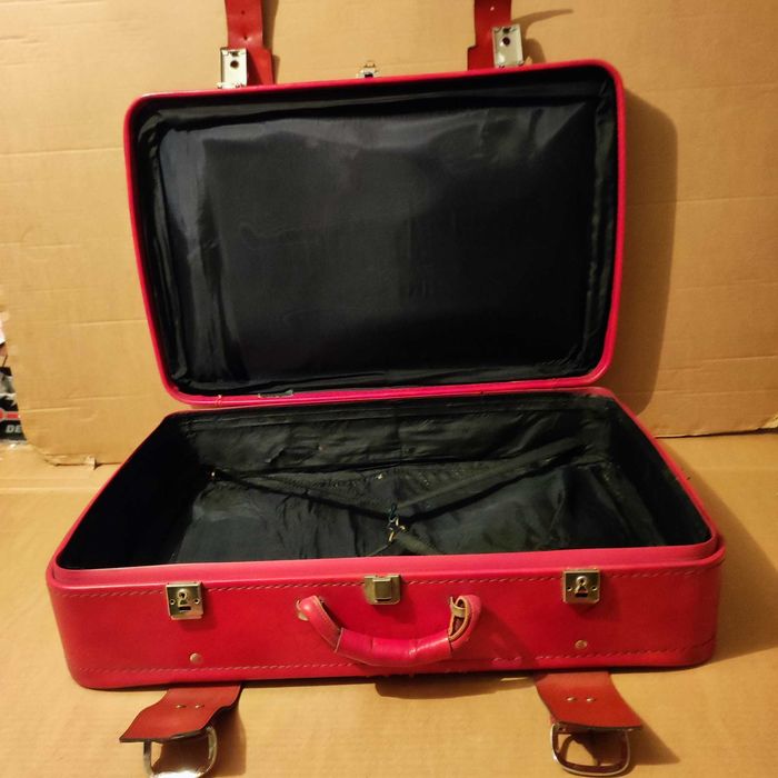 Пътнически удобен куфар с размери 66х43х18см.