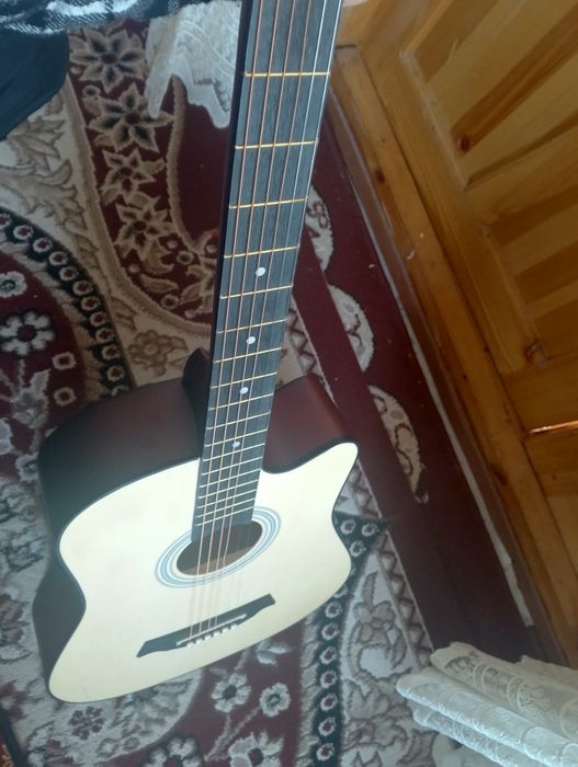 Akustik gitara srochna sotiladi