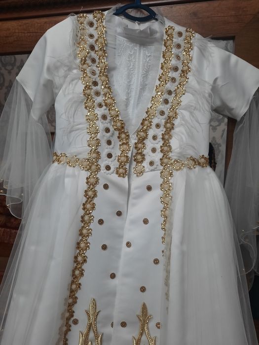 Oq ansambl koylak bosh kiyimi bilan