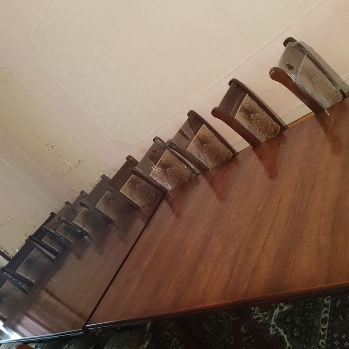 Продается стол и стулья..