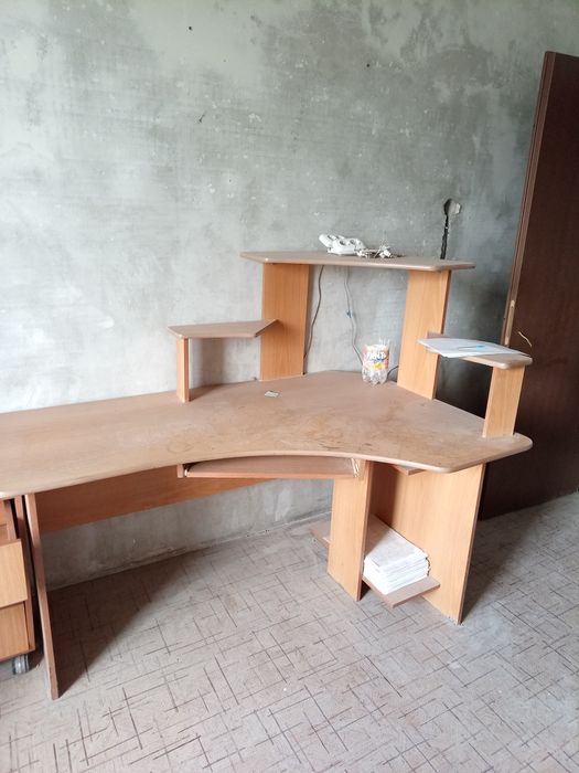 Продам столы компьютерные угловые 2шт