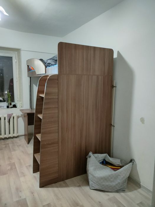 Кровать внизу шкаф стол