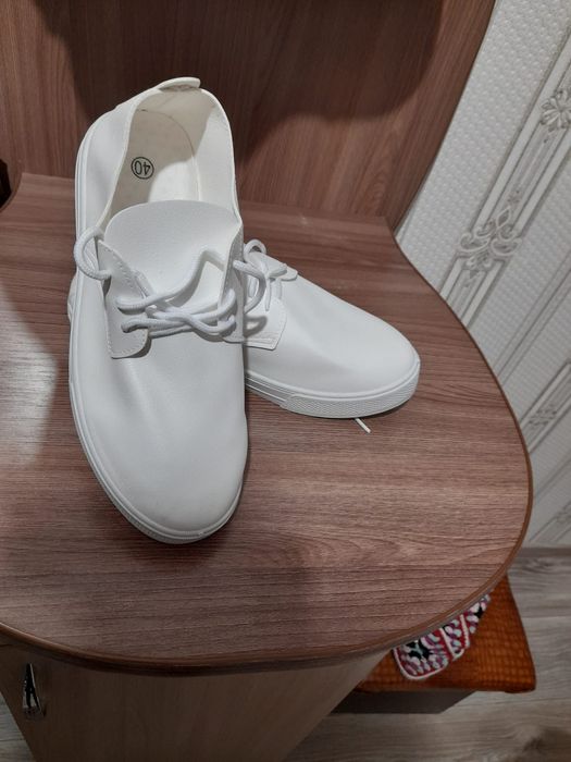 Продам кросовки обсолютно новын