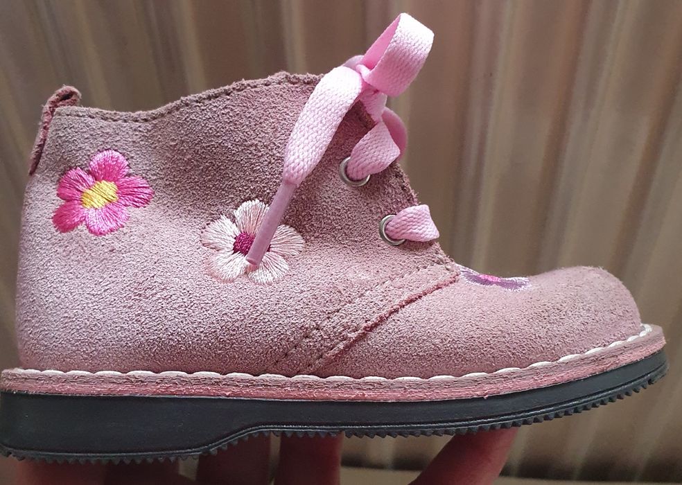 Ghete noi C&A Baby Club, nr. 21, piele întoarsă cu broderie