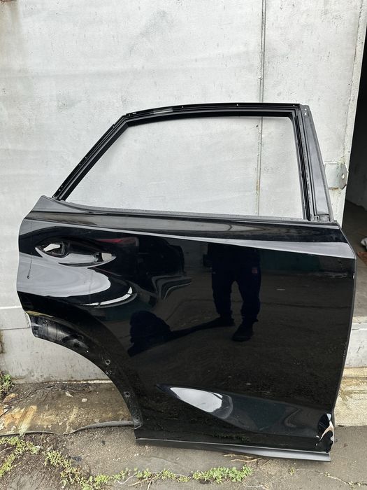 Продам правую заднюю  дверь на NX200t