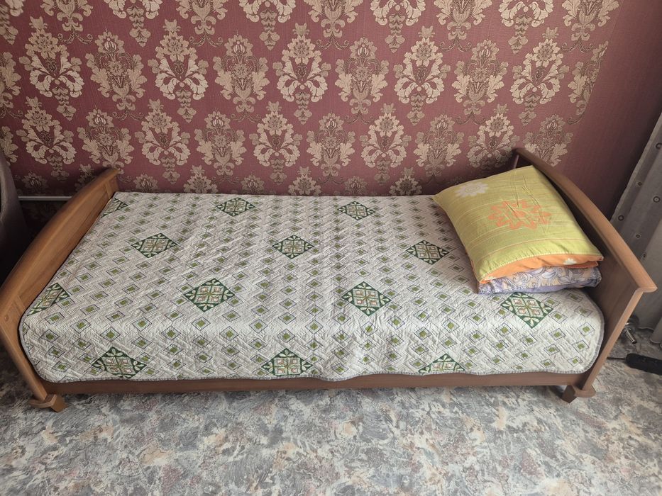Деревянная кровать полуторка