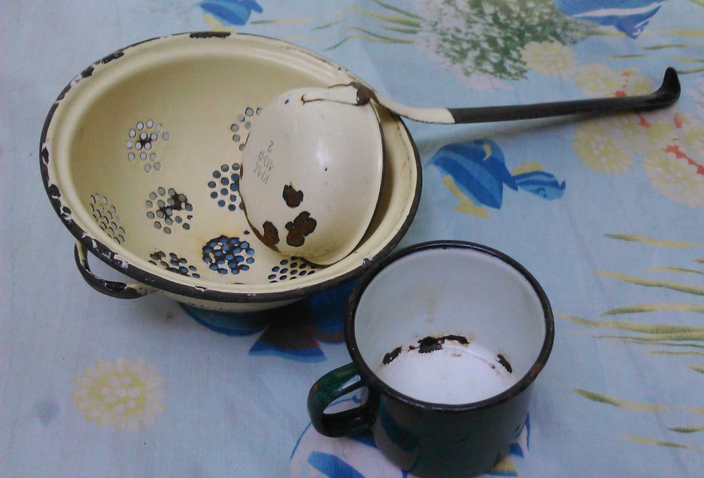 Эмалированная посуда с дефектами, 7 предметов