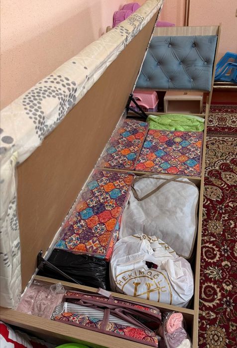 Продается детский кровать 2 шт и учебный стол
