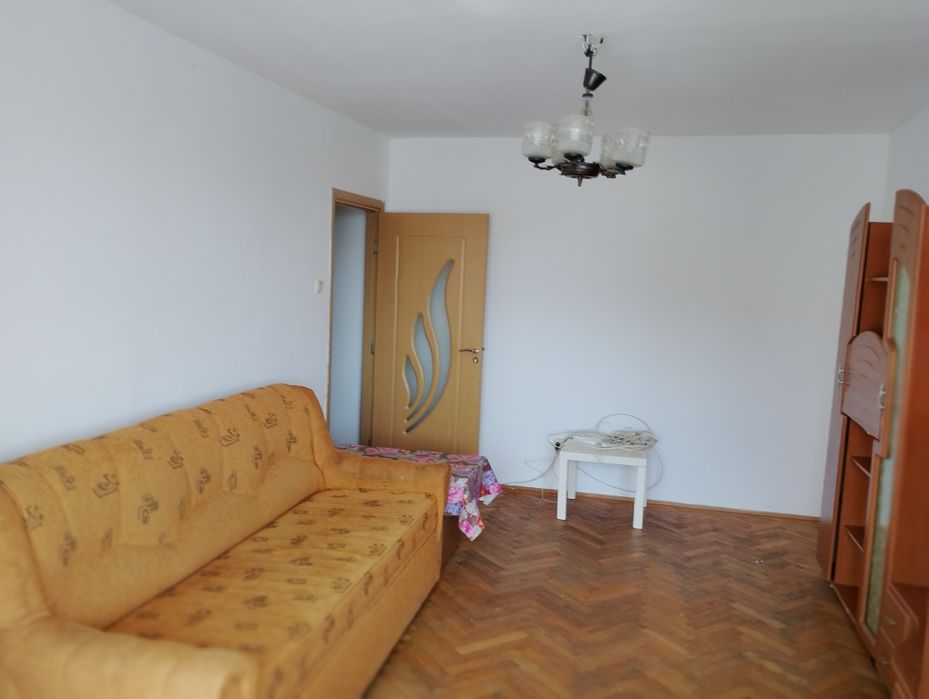 Apartament de închiriat .