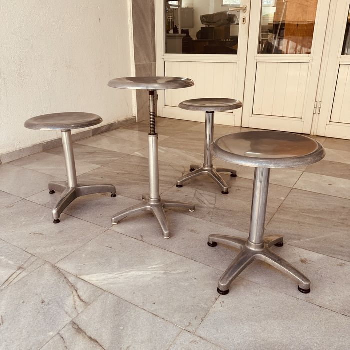 Винтидж индустриални метални табуретки / помощни масички