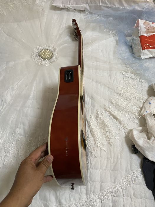 Gitara sotiladi yaxshi xolatda