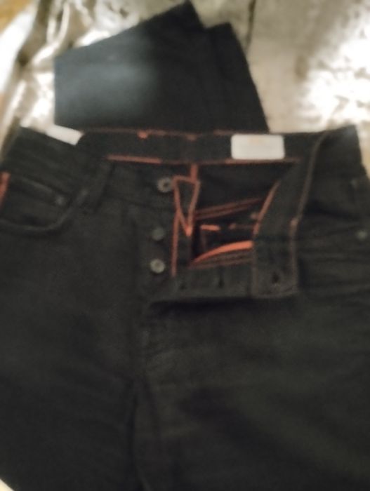Джинсы чёрные брендов BOSS.