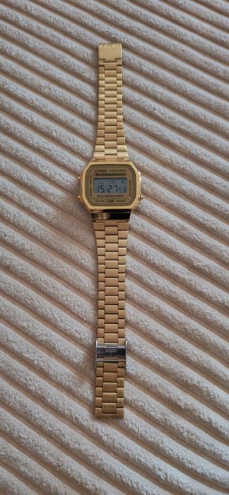 Часовник Casio златист