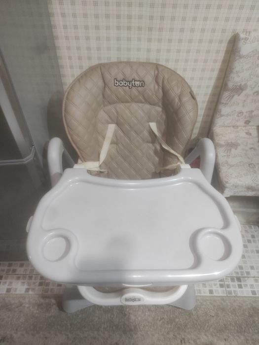 Детский стул для кормления ребенка.