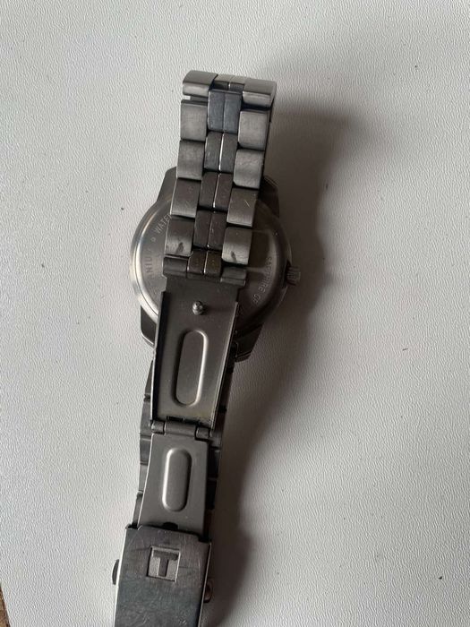 Продавам часовник Tissot