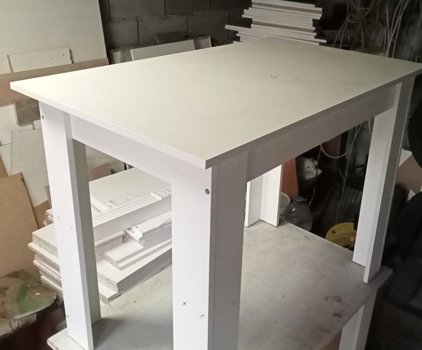 Продам стол белого цвета