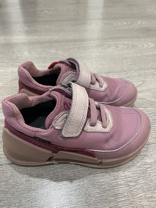 Кроссовки на девочку