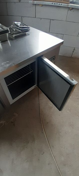 Холодильник с рабочей поверхностью