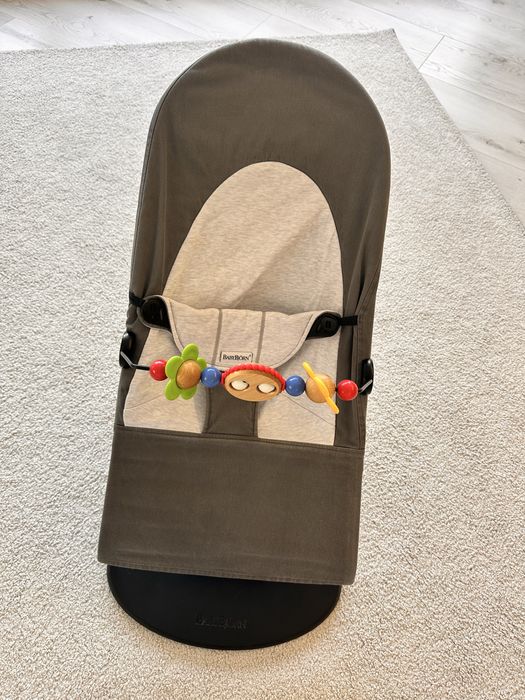 Șezlong BabyBjörn Bliss Anthracite + Jucărie Lemn inclusă
